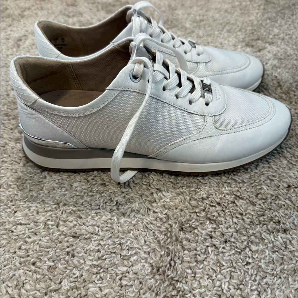 Women’s Naturalizer White Leather/Mesh Sneakers with Minimalist Design. Size 7